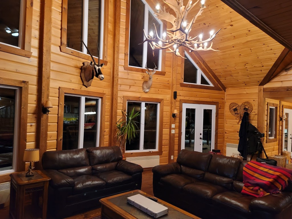 Chalet bois rond | 2710 Chemin du Lac Supérieur, Lac-Supérieur, QC J0T 1P0, Canada | Phone: (514) 510-8944