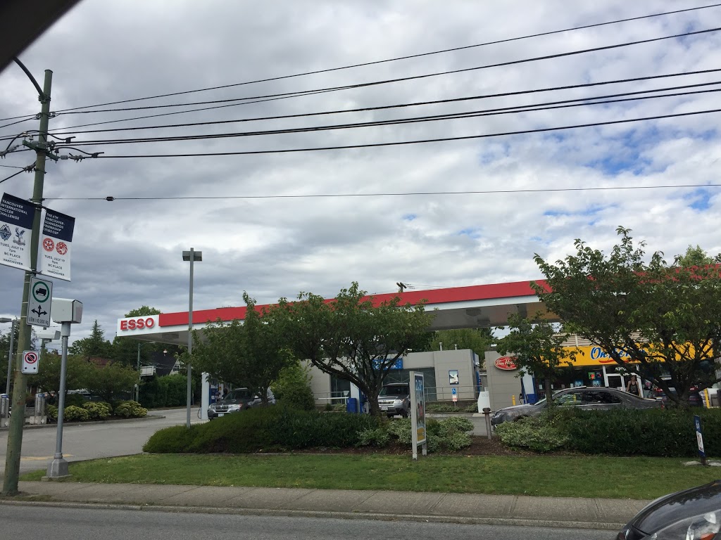 Esso | 5702 Granville St, Vancouver, BC V6M 3C7, Canada | Phone: (604) 266-1486