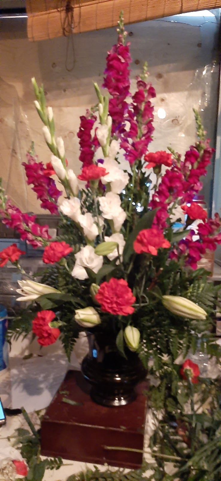 KW Flowers | 28 Laurel St, Waterloo, ON N2J 2H2, Canada | Phone: (519) 742-3545