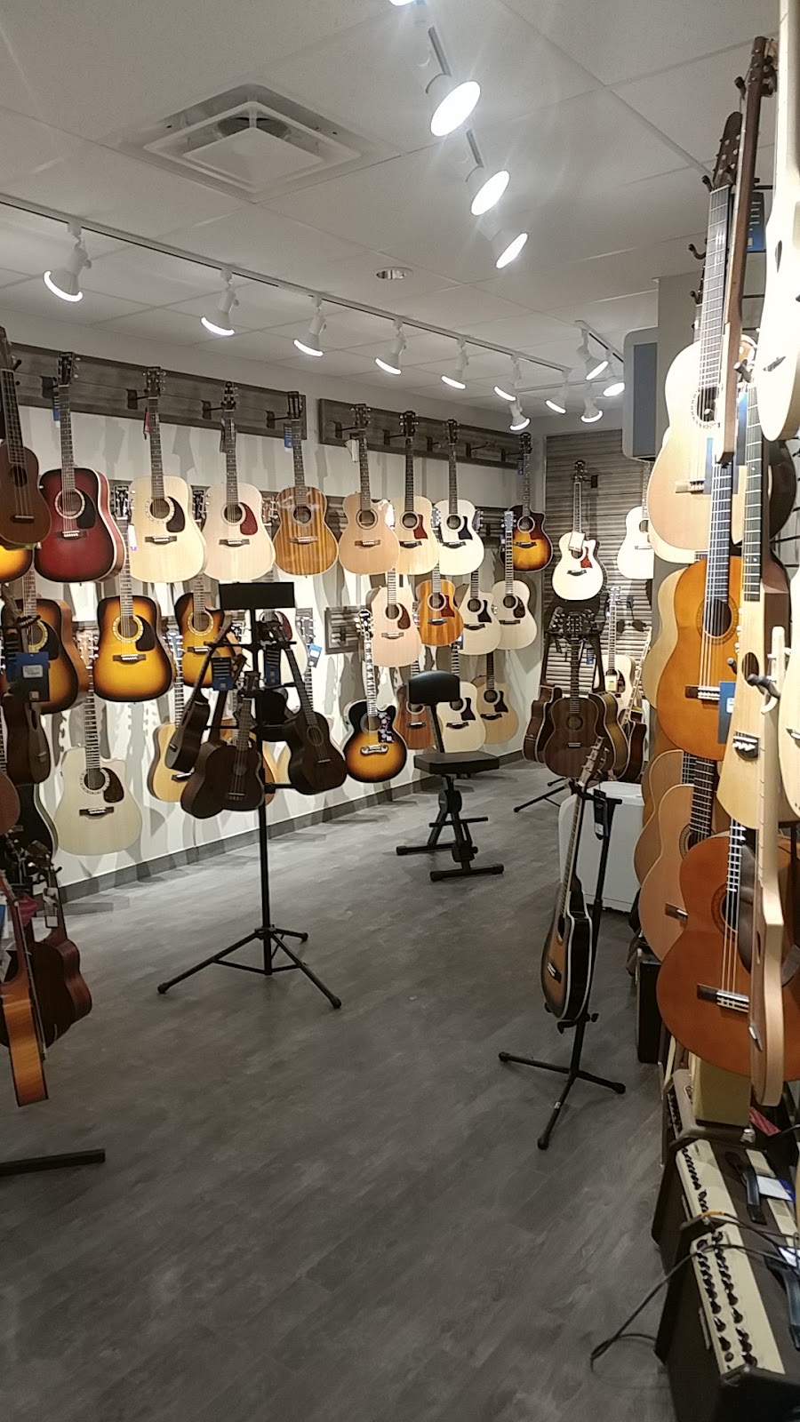 Instruments de musique Long & McQuade | 141 Rue Saint-Laurent, Saint-Eustache, QC J7P 5H6, Canada | Phone: (450) 491-5544