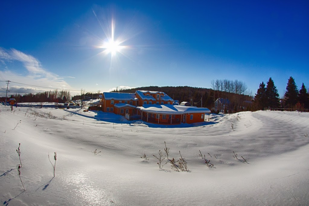 Auberge L Estampilles et Restaurant La Bouche Des Goûts | 24 Chemin du Cap-aux-Corbeaux Nord, Baie-Saint-Paul, QC G3Z 1A7, Canada | Phone: (418) 435-2533