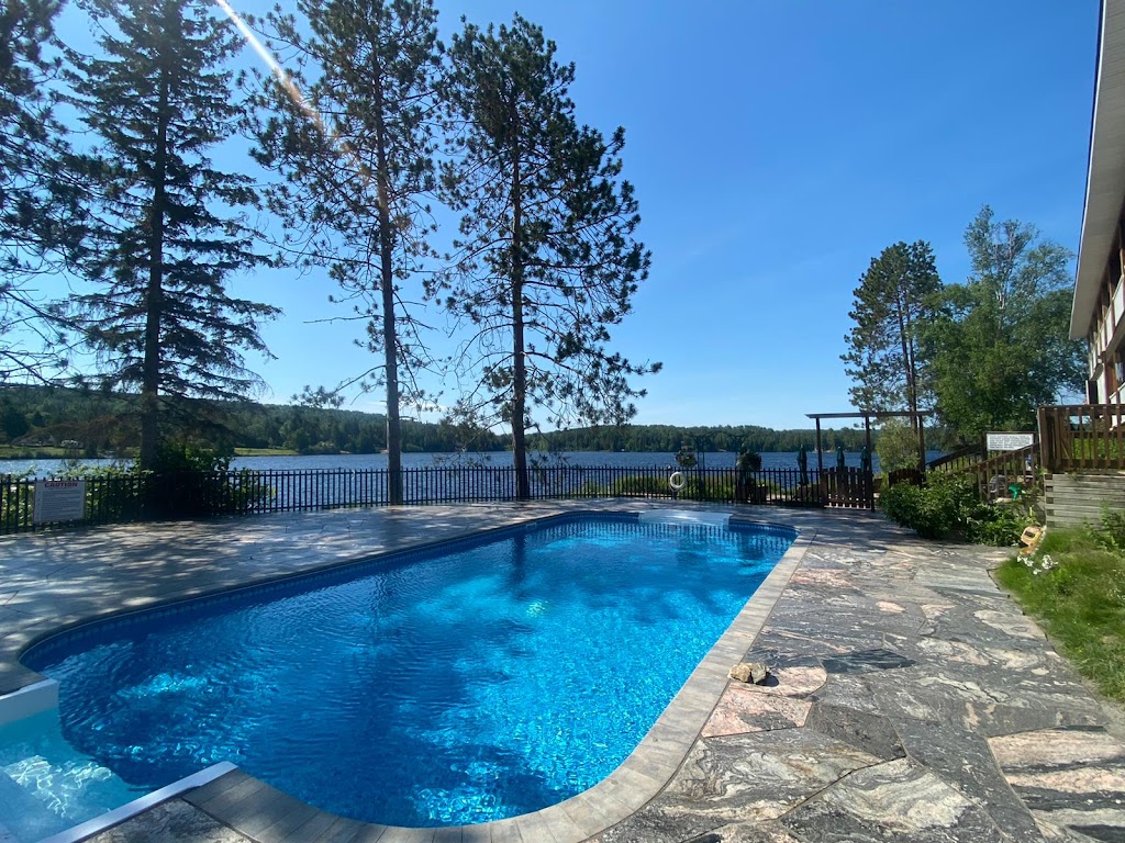 Couples Resort | 139 Galeairy Lake Rd, Whitney, ON K0J 2M0, Canada | Phone: (866) 202-1179