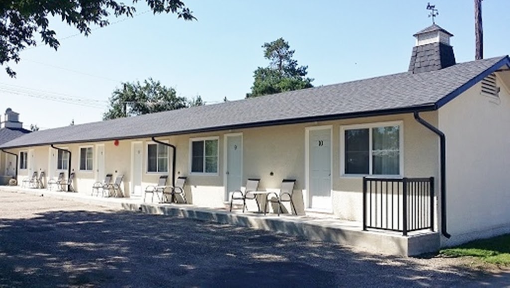 La Rivière Leisure Inn | 120 Railway Ave, La Rivière, MB R0G 1A0, Canada | Phone: (204) 242-2795