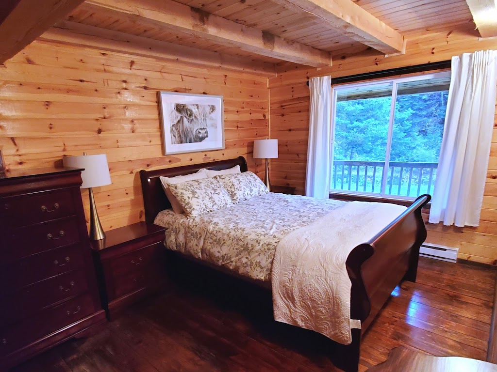 Chalet de la Rivière | 5040 Rue de la Rivière, Saint-Alexis-des-Monts, QC J0K 1V0, Canada | Phone: (819) 265-8066