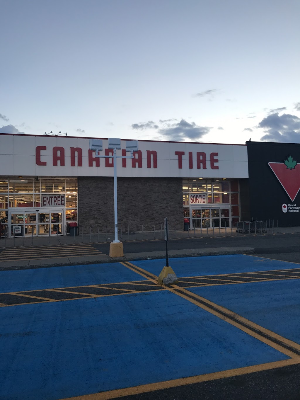 Canadian Tire - Ville St. Laurent, QC | 11200 Boul. Cavendish Place Vertu, Saint-Laurent, QC H4R 2J7, Canada | Phone: (514) 337-4862