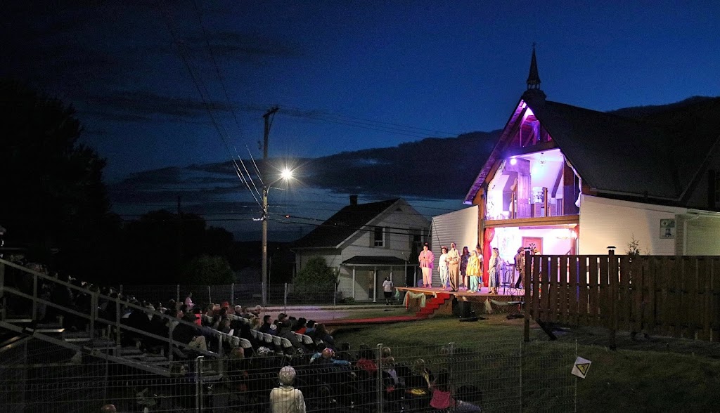 La Maison Coupée En Deux | 251 Rue du Saguenay, Saint-Fulgence, QC G0V 1S0, Canada | Phone: (418) 673-1714