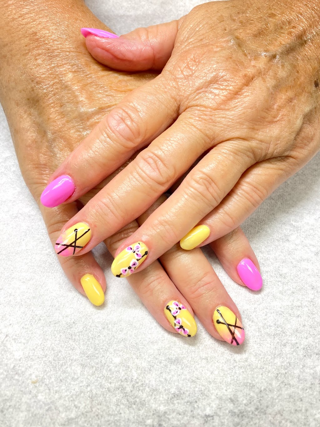 Lauras lovely nails & spa | 761 Bayridge Dr, Kingston, ON K7P 2P1, Canada | Phone: (613) 384-5588