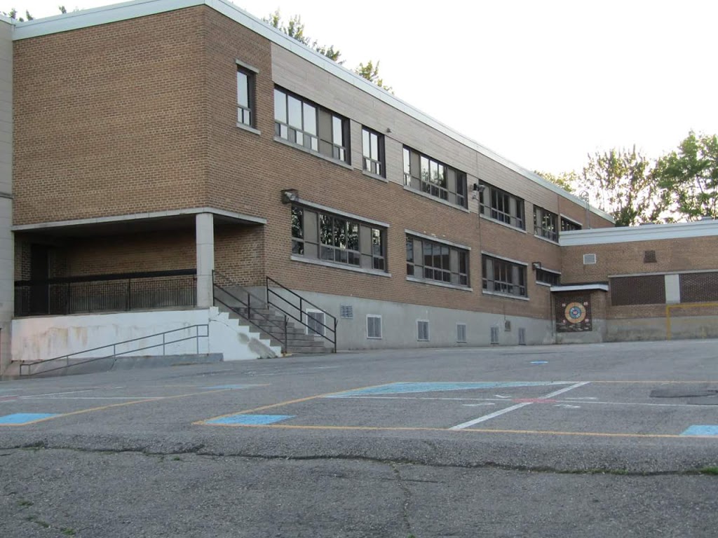 School Notre-Dame | 151 Rue Saint-Louis, Saint-Eustache, QC J7R 1X9, Canada | Phone: (450) 473-2933