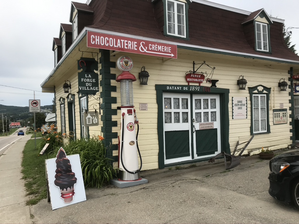 La Chocolaterie Du Village | 2215 Route du Fleuve, Les Éboulements, QC G0A 2M0, Canada | Phone: (418) 635-1651