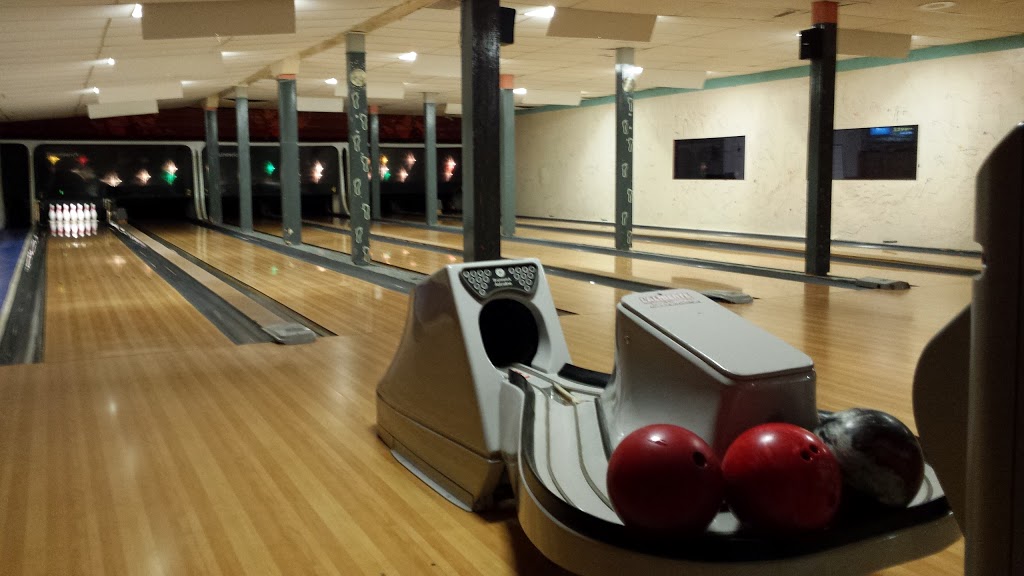 J & D Bowling & Restaurant | 4 Young St, Tilbury, ON N0P 2L0, Canada | Phone: (519) 682-1555