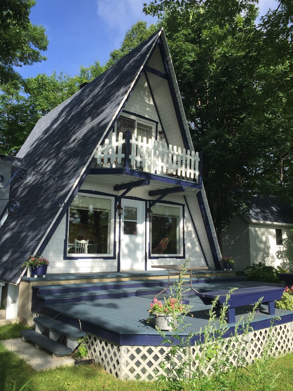 Chalet lafleur bleue | 145 Côte Lafleur, Saint-Jean-de-lÎle-dOrléans, QC G0A 3W0, Canada | Phone: (418) 559-9906