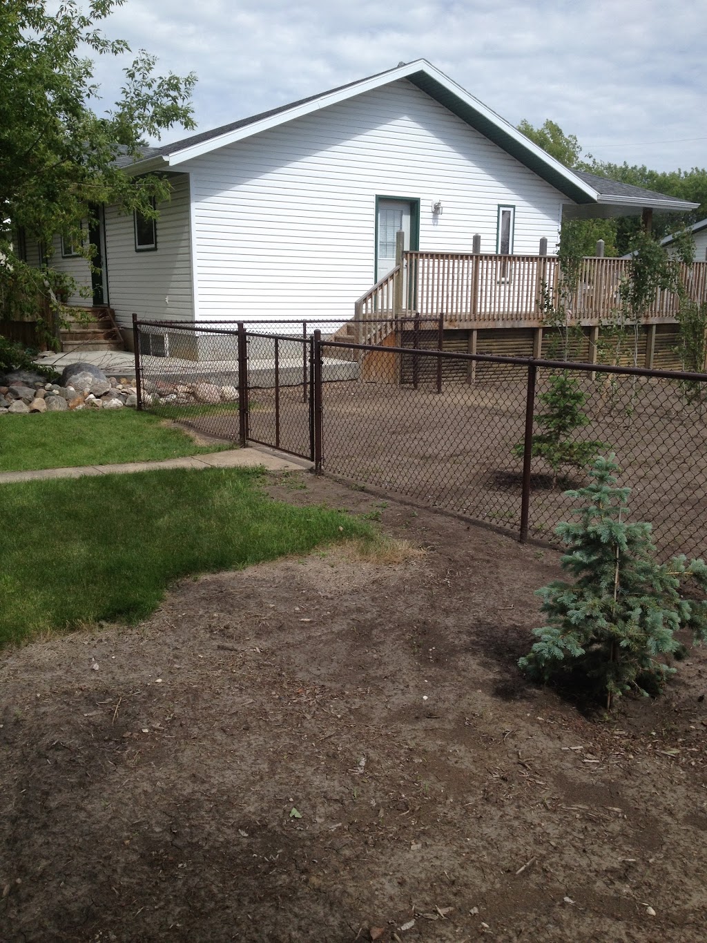 Universal Fence | Box 998, Tofield, AB T0B 4J0, Canada | Phone: (780) 919-0934