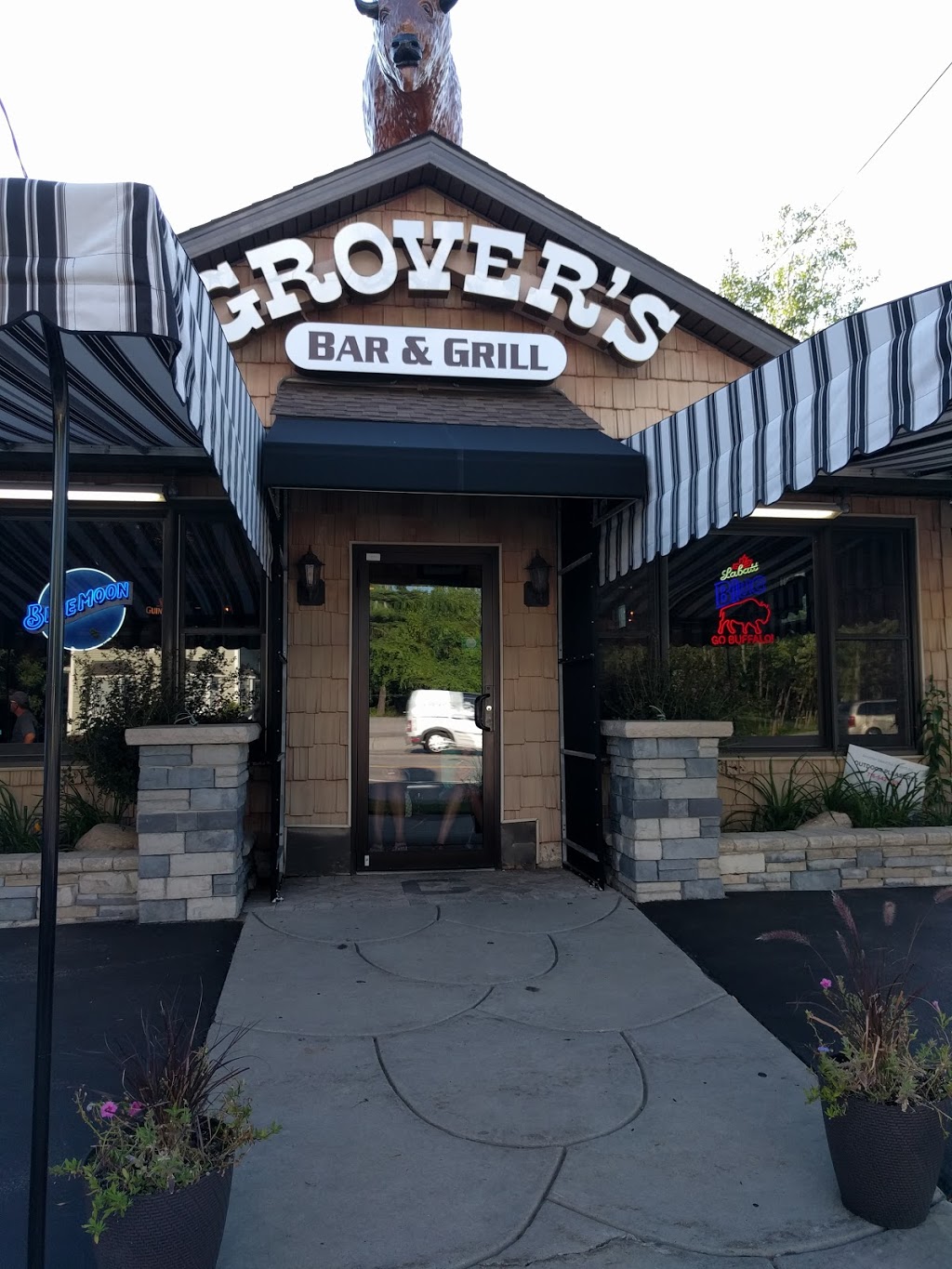 Grovers Bar & Grill | 9160 Transit Rd, East Amherst, NY 14051, USA | Phone: (716) 636-1803