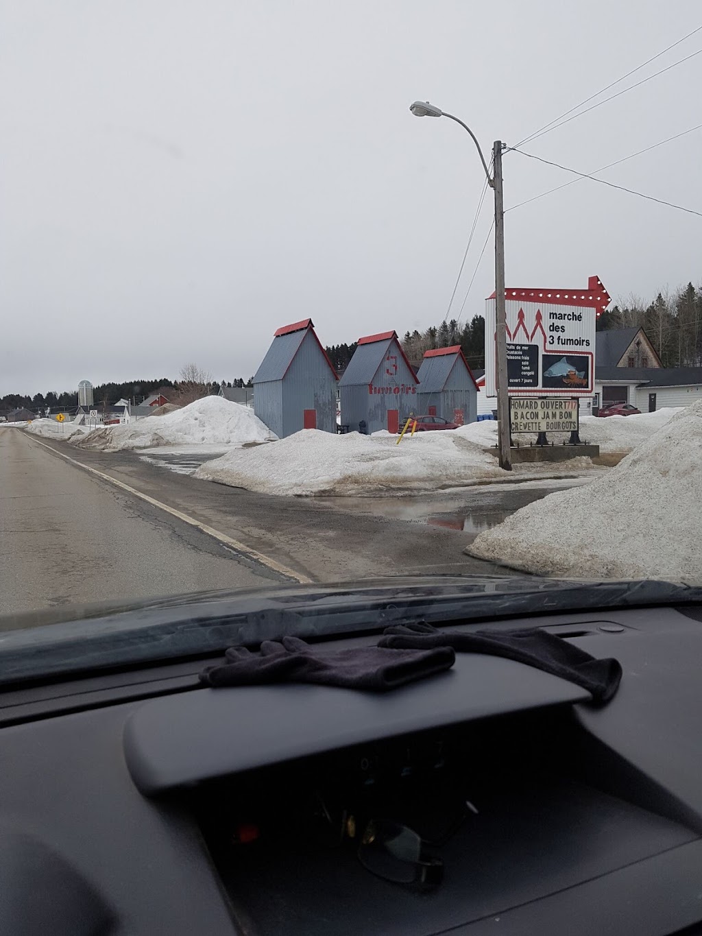 Marché Des Trois Fumoirs | 47 Rue du Seigneur-Côté, LIsle-Verte, QC G0L 1K0, Canada | Phone: (418) 898-2046