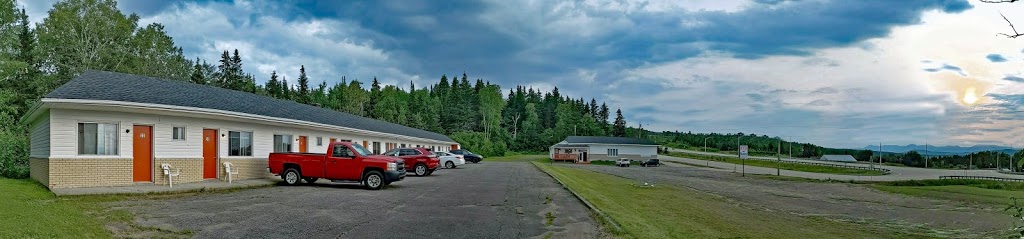 Motel le Danube Charlevoix | 41 QC-138, Saint-Aimé-des-Lacs, QC G0T 1S0, Canada | Phone: (418) 439-1818