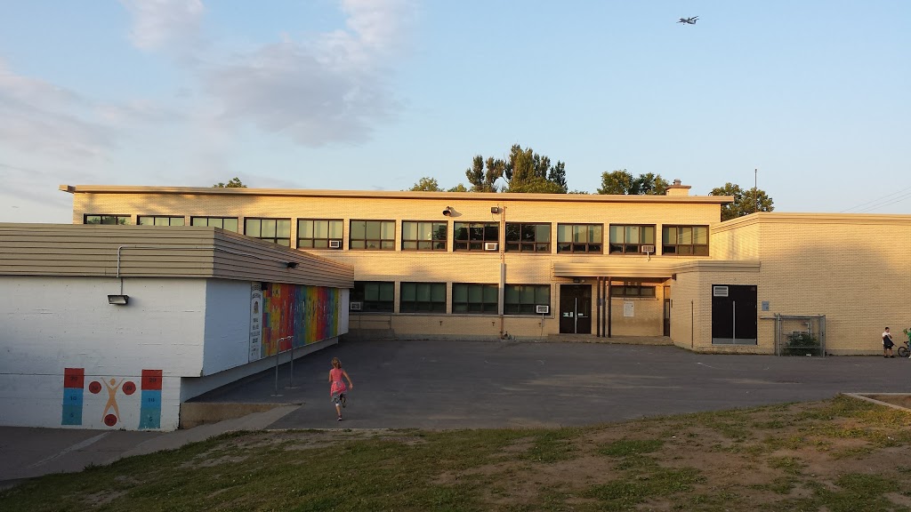 School Sainte-Geneviève | 700-702 Avenue de Cherbourg, Québec, QC G1X 2V9, Canada | Phone: (418) 652-2154