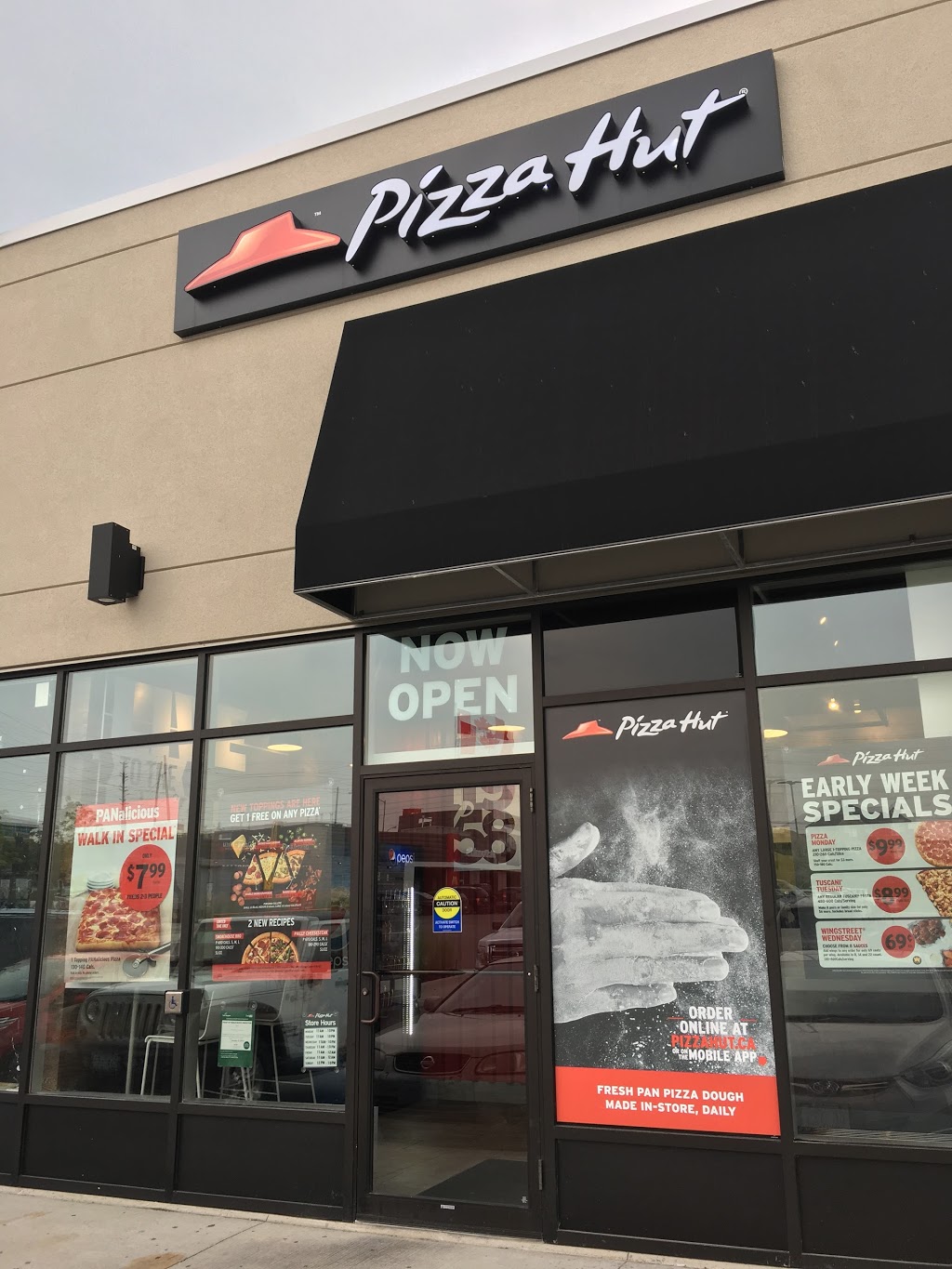 Pizza Hut | 233 Earl Stewart Dr Unit #9, Aurora, ON L4G 7Y3, Canada | Phone: (289) 466-0114