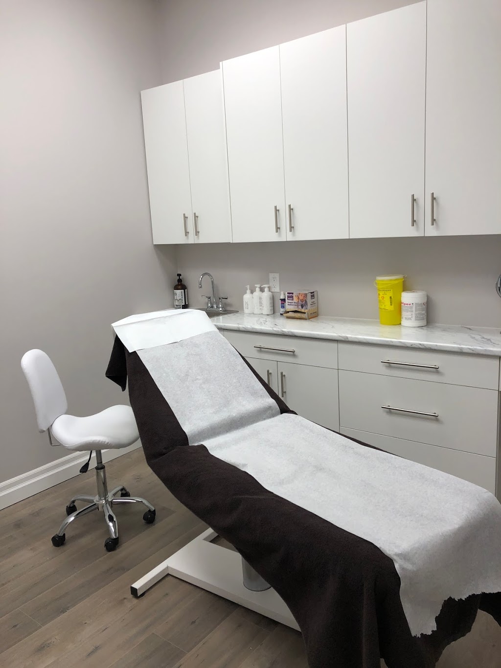 Heritage Way Medical Spa | 2555 Erin Centre Blvd Unit 14, Mississauga, ON L5M 5H1, Canada | Phone: (905) 821-0940