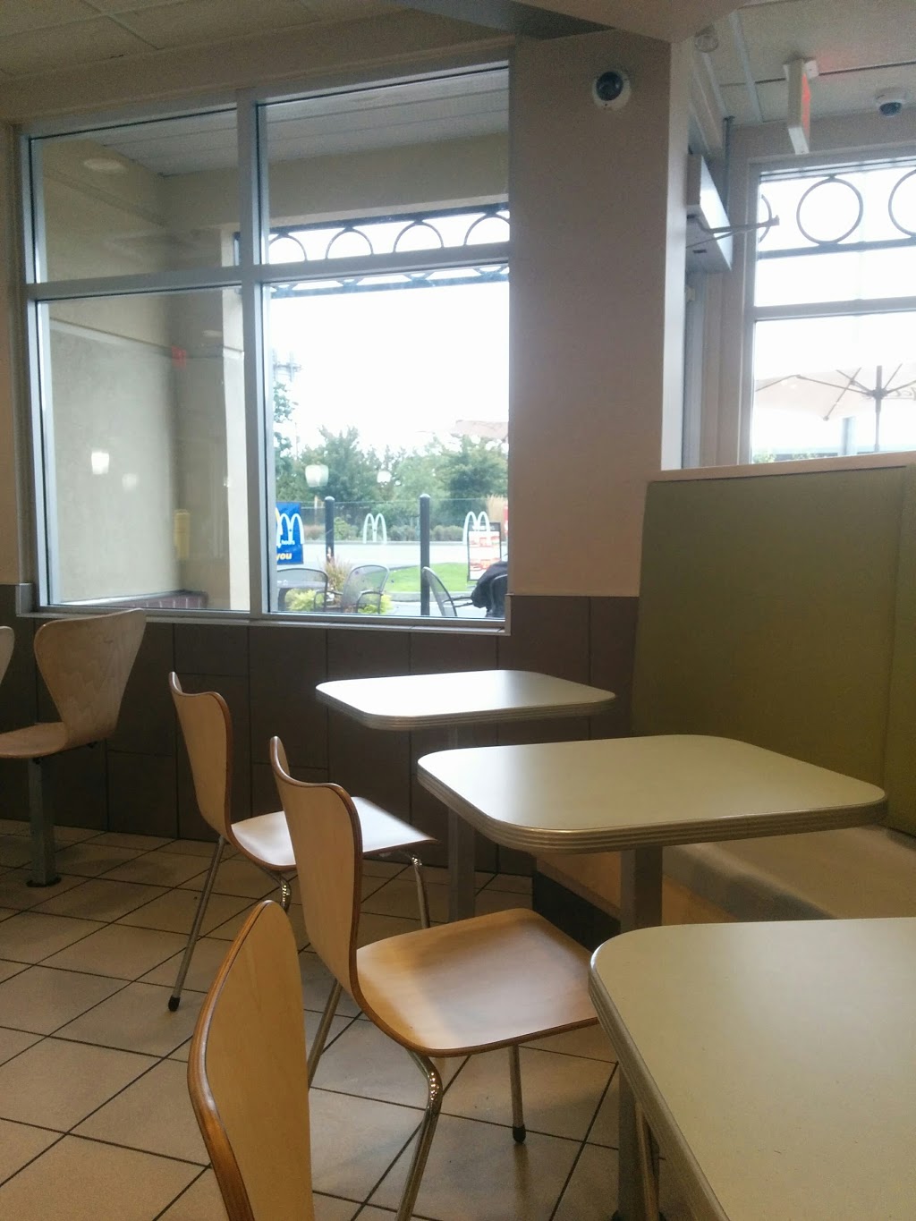 McDonalds | 21558 Fraser Hwy, Langley City, BC V3A 8R2, Canada | Phone: (604) 514-5470