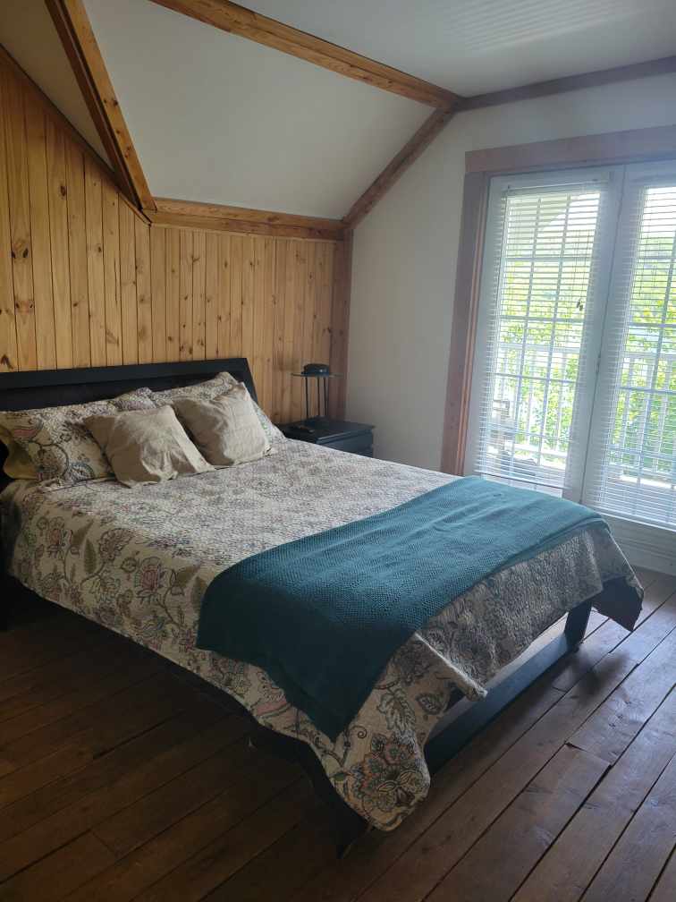 Chalet de Prestige | 1544 Chemin Ste Marie, Lac-aux-Sables, QC G0X 1M0, Canada | Phone: (514) 465-0073