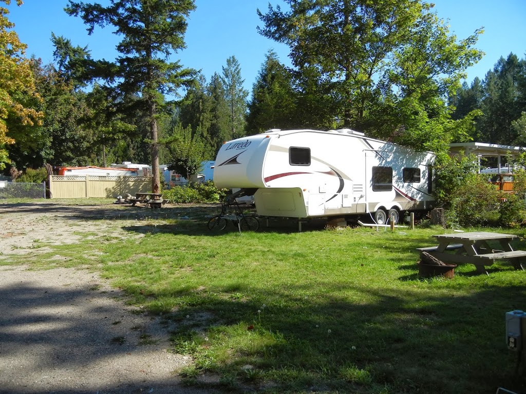 Blue Mountain Lodge | 81 Kingsley Rd, Christina Lake, BC V0H 1E2, Canada | Phone: (250) 448-6238