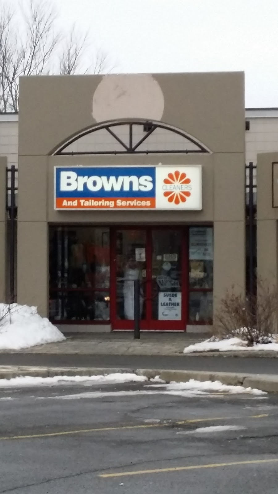 Browns Cleaners in Bells Corner | 1861 Robertson Rd, Nepean, ON K2H 9N5, Canada | Phone: (613) 596-6287