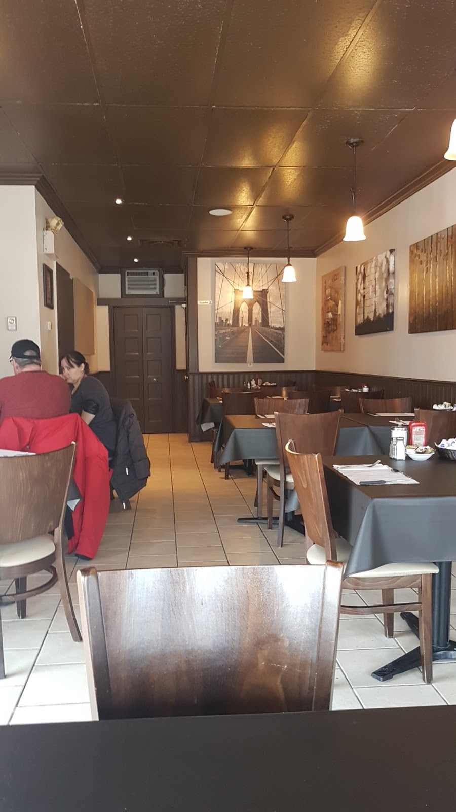 Resto St-Augustin | 15502 Rue de Saint Augustin, Mirabel, QC J7N 1X8, Canada | Phone: (450) 475-8936