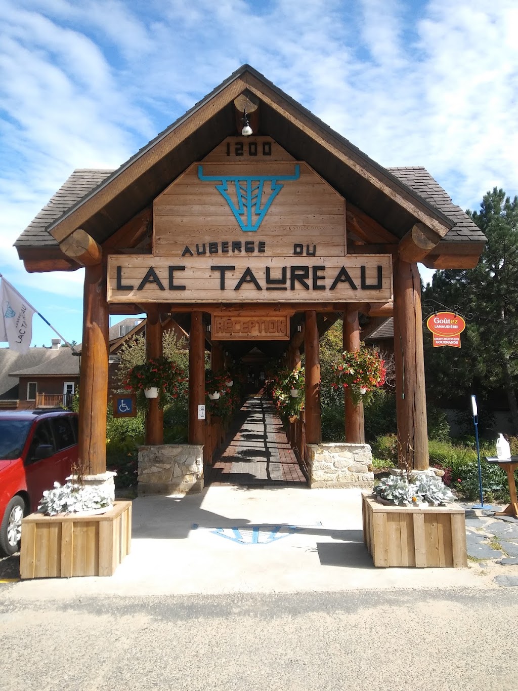 Chalets du Lac Taureau | 1601 Chem. de la Baie-du-Milieu, Saint-Michel-des-Saints, QC J0K 3B0, Canada | Phone: (450) 833-1919
