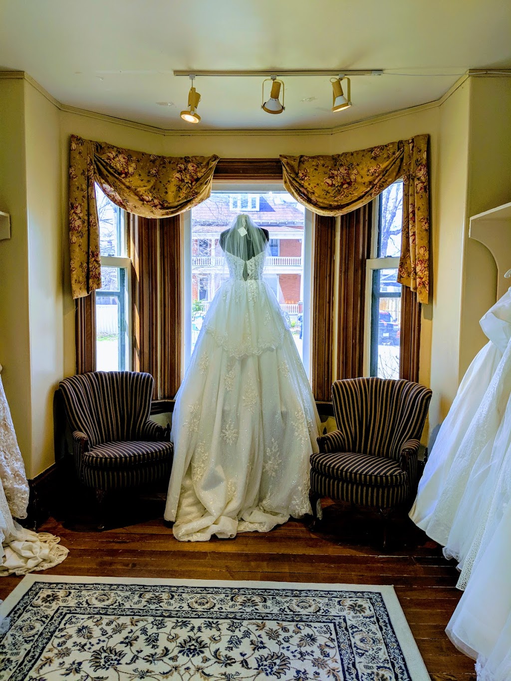 Sinders Bridal House | 10 Lake Ave W, Carleton Place, ON K7C 1L2, Canada | Phone: (613) 909-9594