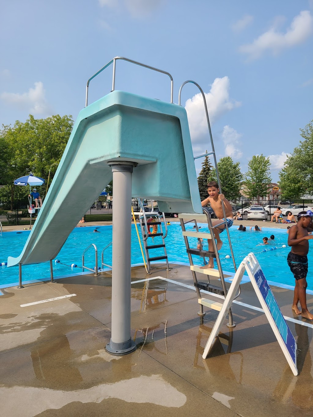 Piscine Des Saules | 100 Rue Saint-Saëns O, Laval, QC H7H 1H9, Canada | Phone: (450) 628-0931