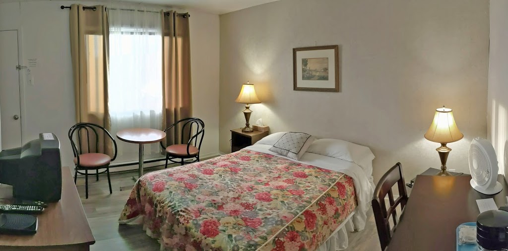 Motel le Danube Charlevoix | 41 QC-138, Saint-Aimé-des-Lacs, QC G0T 1S0, Canada | Phone: (418) 439-1818