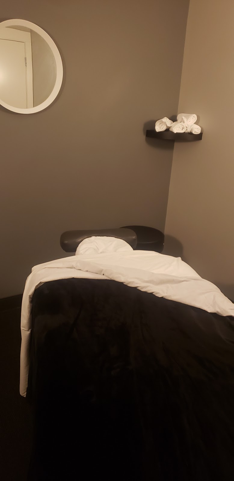 Massage Addict | 2555 32 St NE Unit 200, Calgary, AB T1Y 7J6, Canada | Phone: (403) 717-9995