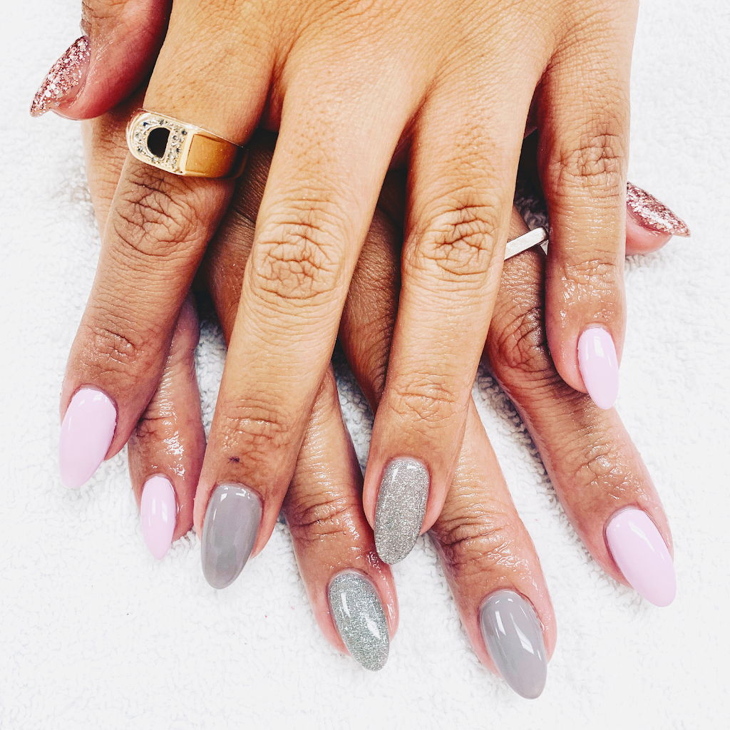 Julias nail salon | 27 Woodlawn Rd W, Guelph, ON N1H 1G8, Canada | Phone: (519) 763-9998