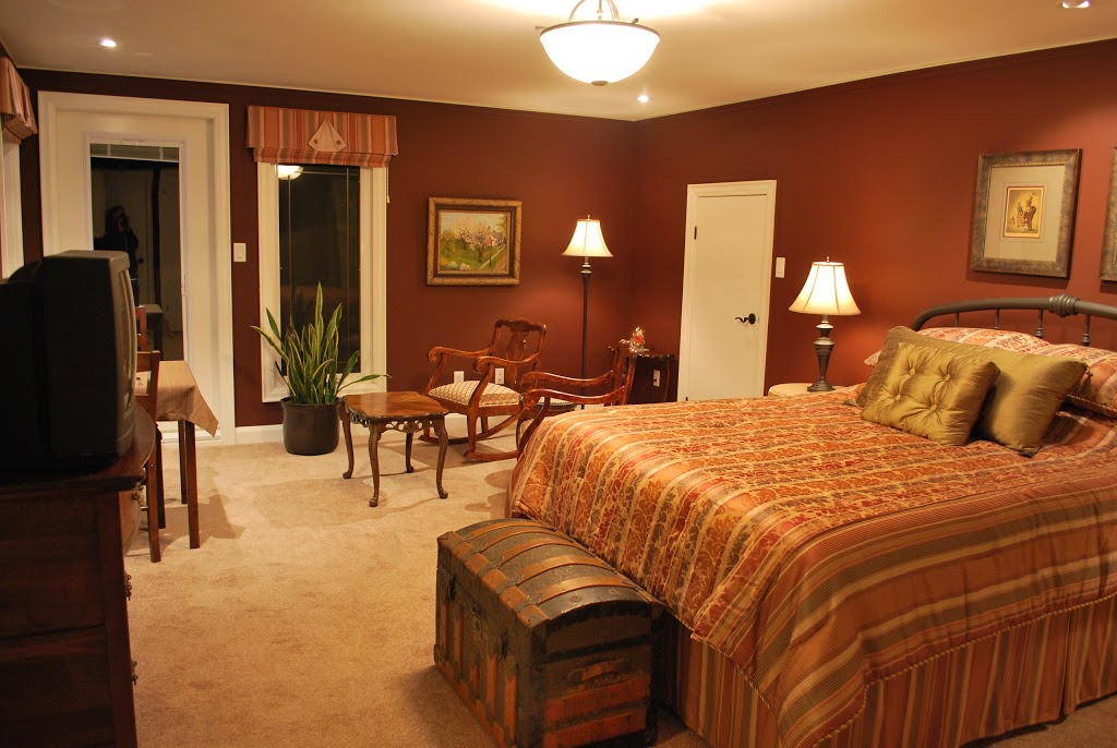 Colonial Creekside Grand Guest House | 485 Bridge St W, Waterloo, ON N2K 1L5, Canada | Phone: (519) 886-2726