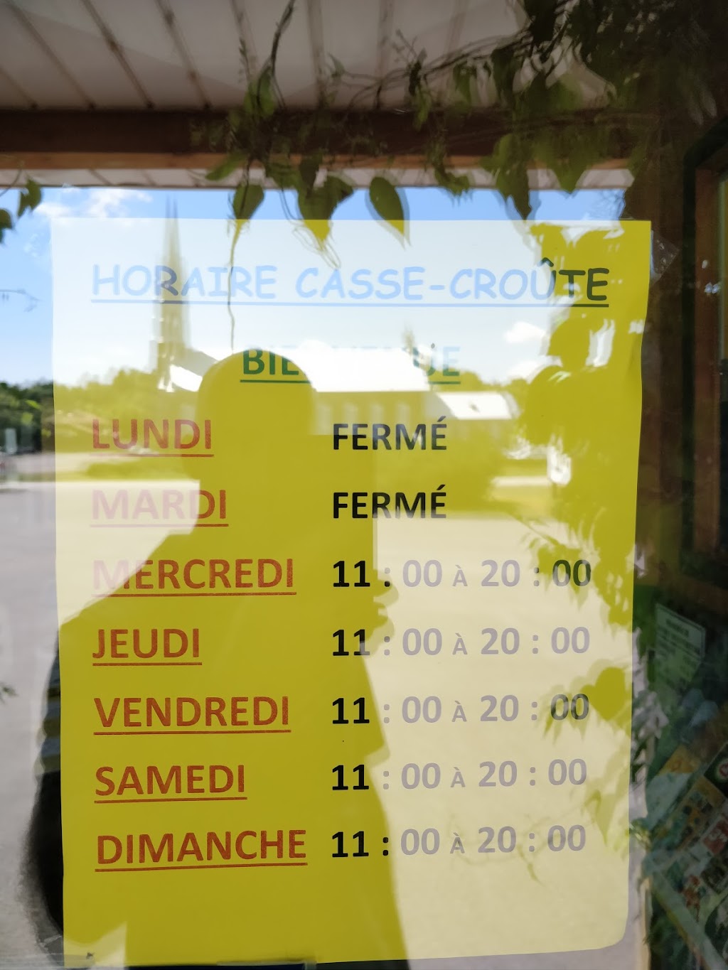 Casse-Croute Des Filles | 136 Rue du Seigneur-Côté, LIsle-Verte, QC G0L 1K0, Canada | Phone: (418) 898-3131