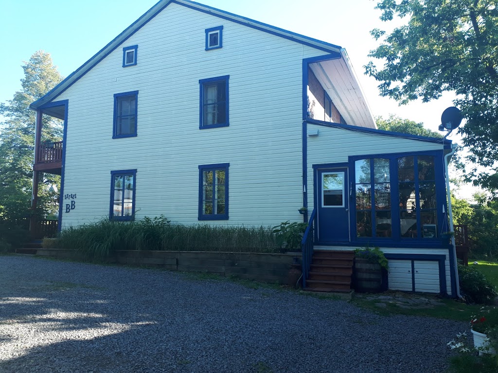 Gîte au Toit Bleu | 2461 Chemin Royal, Sainte-Famille, QC G0A 3P0, Canada | Phone: (418) 829-1078