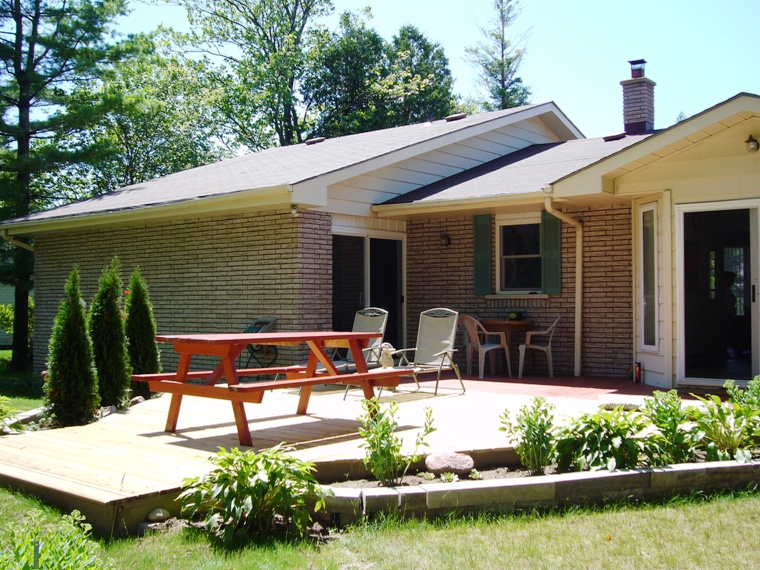 Sunflower Cottage at Sauble Beach | 158 Albemarle Crescent, Sauble Beach, ON N0H 2G0, Canada | Phone: (647) 478-6163