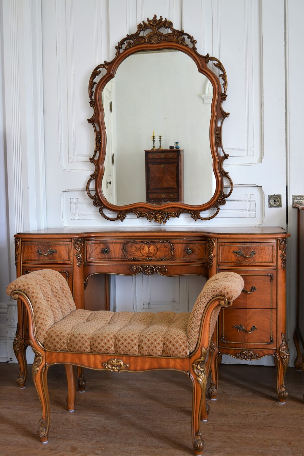 My Paris Apartment Antiques | 52 Ann St, Thamesville, ON N0P 2K0, Canada | Phone: (905) 745-6713