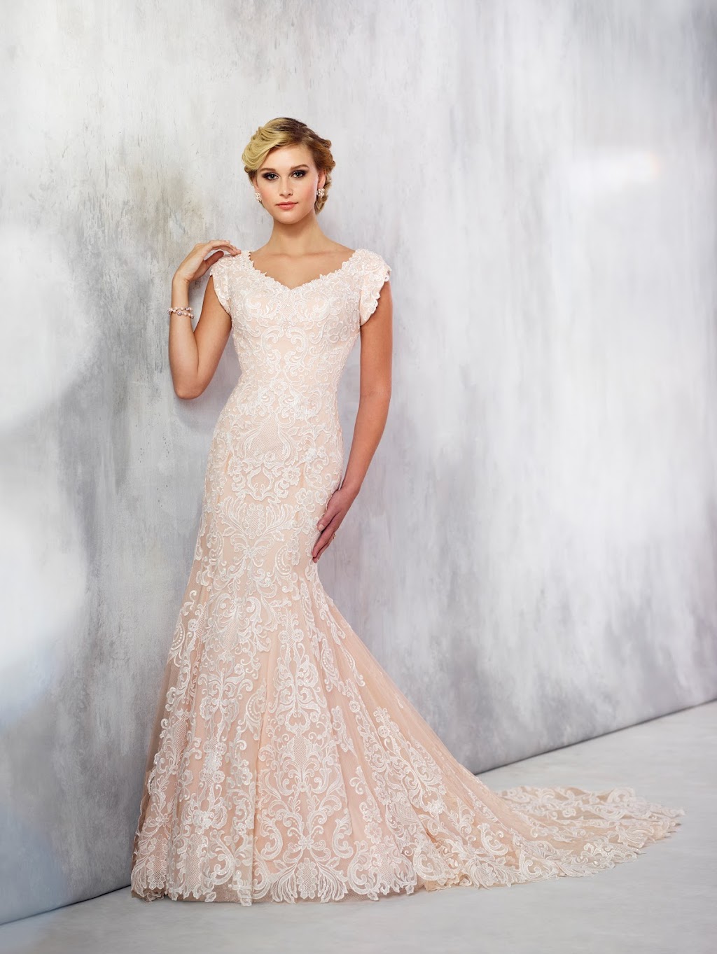 Chic Bridal Boutique | 514 3 St, Diamond City, AB T0K 0T0, Canada | Phone: (403) 942-4696