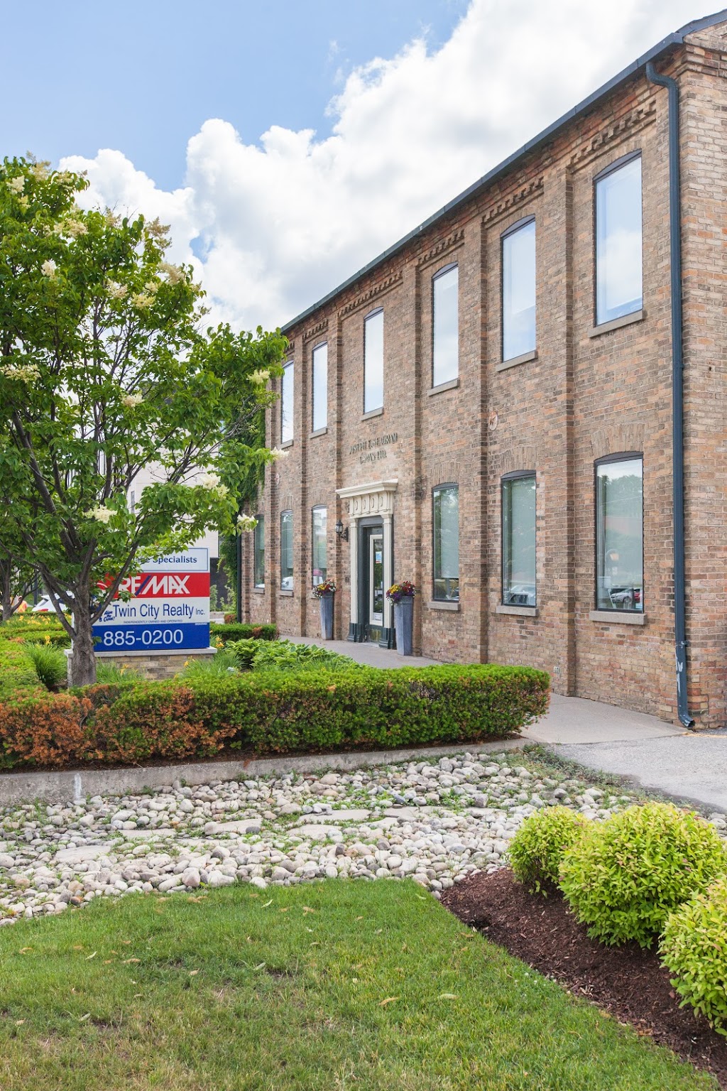 RE/MAX Twin City Realty Inc., Brokerage | 83 Erb St W, Waterloo, ON N2L 6C2, Canada | Phone: (519) 885-0200