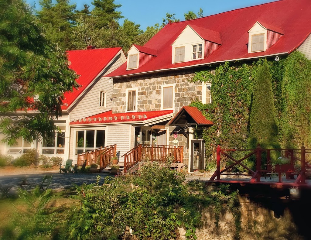 Auberge des Glacis | 46 Route de la Tortue, Lamartine, QC G0R 1X0, Canada | Phone: (418) 247-7486