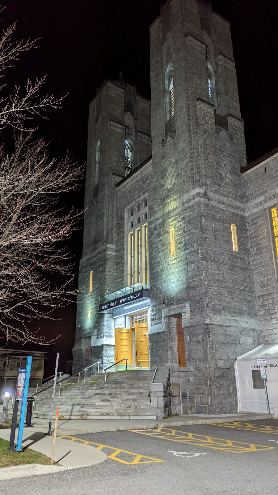 Les Amis de la Bibliothèque Memphrémagog | Porte "Fondation" dans le stationnement, 90 Rue Saint-David, Magog, QC J1X 2Z4, Canada | Phone: (819) 843-1330