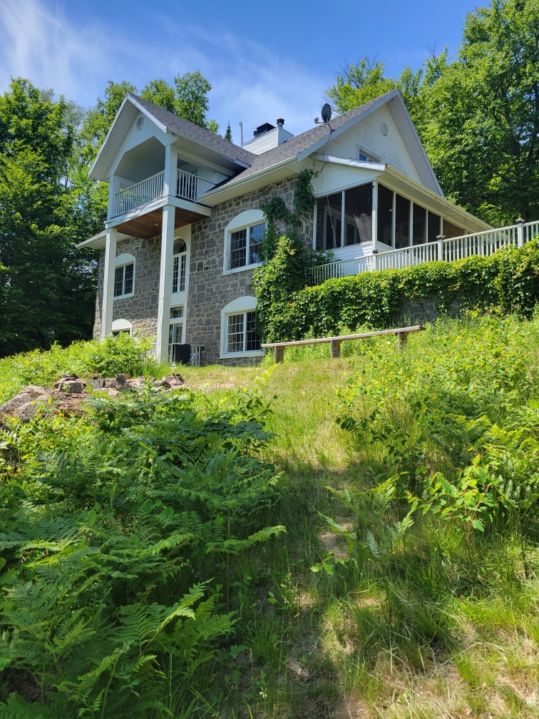 Chalet de Prestige | 1544 Chemin Ste Marie, Lac-aux-Sables, QC G0X 1M0, Canada | Phone: (514) 465-0073