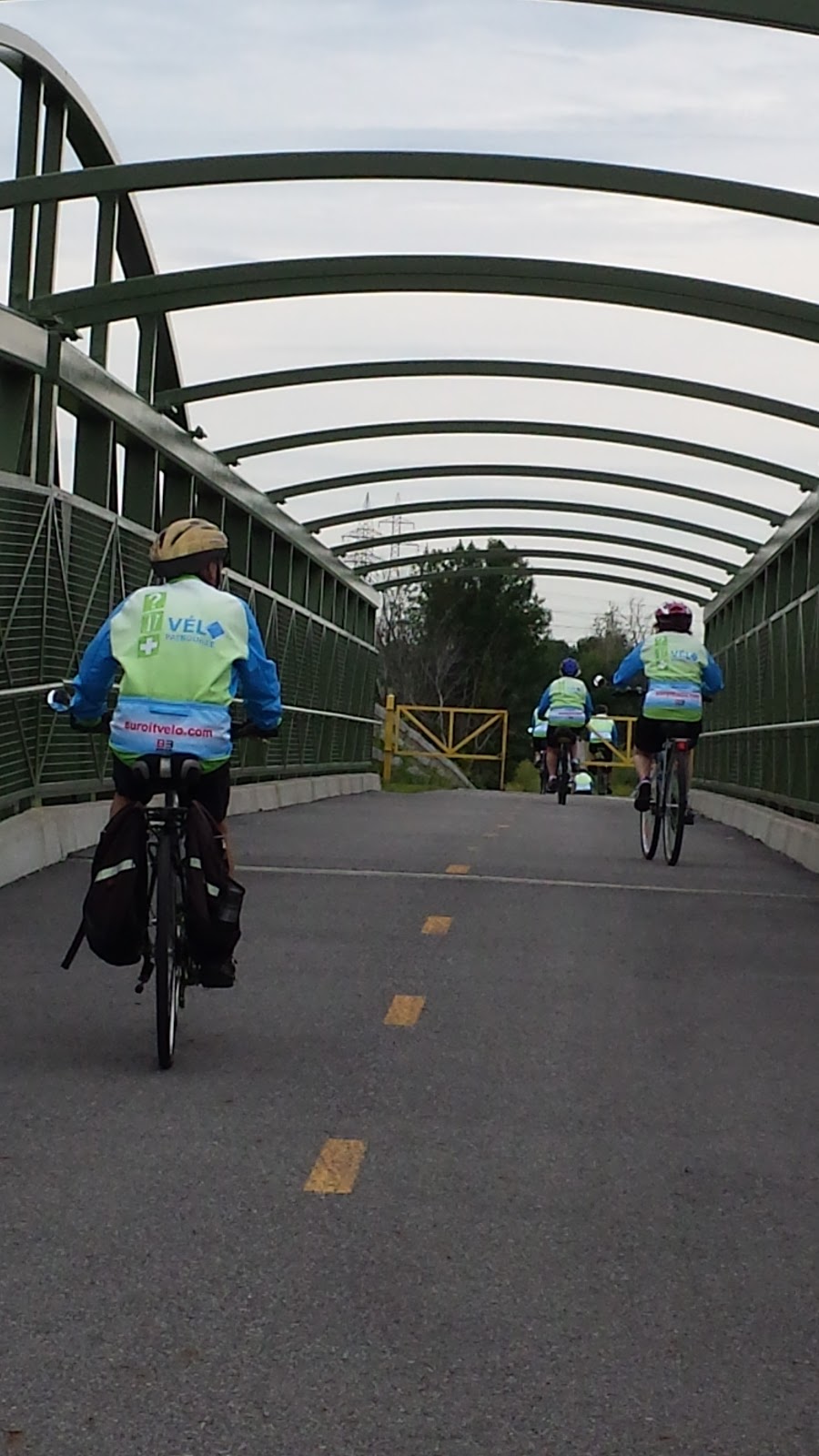 Passerelle vélo piste cyclable | Autoroute de lAcier, Beauharnois, QC J6N 3B8, Canada