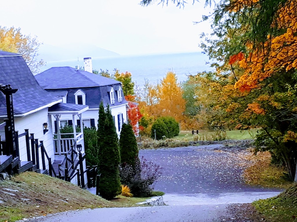 Hôtel au Petit Berger | 20 Rue Desbiens, La Malbaie, QC G5A 3C1, Canada | Phone: (418) 665-4428