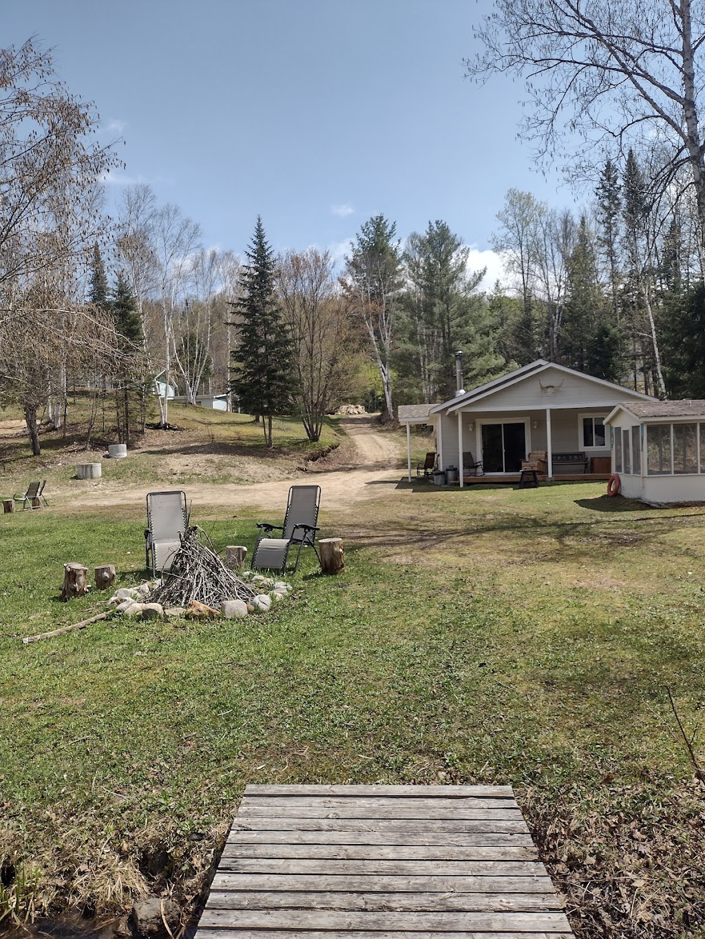 Chalet Lune & Ruisseau | 379 Chem. du Marquis, Chute-Saint-Philippe, QC J0W 1A0, Canada | Phone: (450) 820-3637