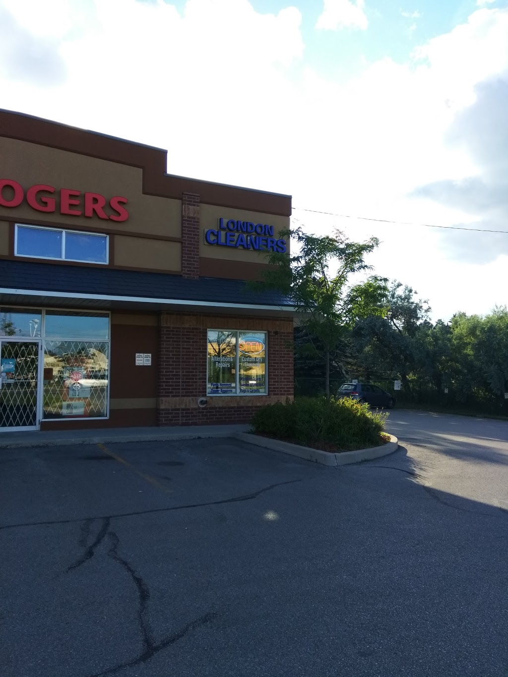 Oakridge Cleaners | 13390 Yonge St, Richmond Hill, ON L4E 2P6, Canada | Phone: (905) 773-5555