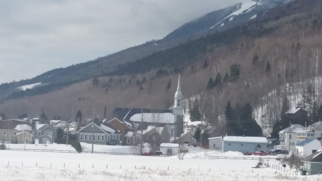 Auberge La Courtepointe | 8 Rue Racine, Petite-Rivière-Saint-François, QC G0A 2L0, Canada | Phone: (418) 632-5858