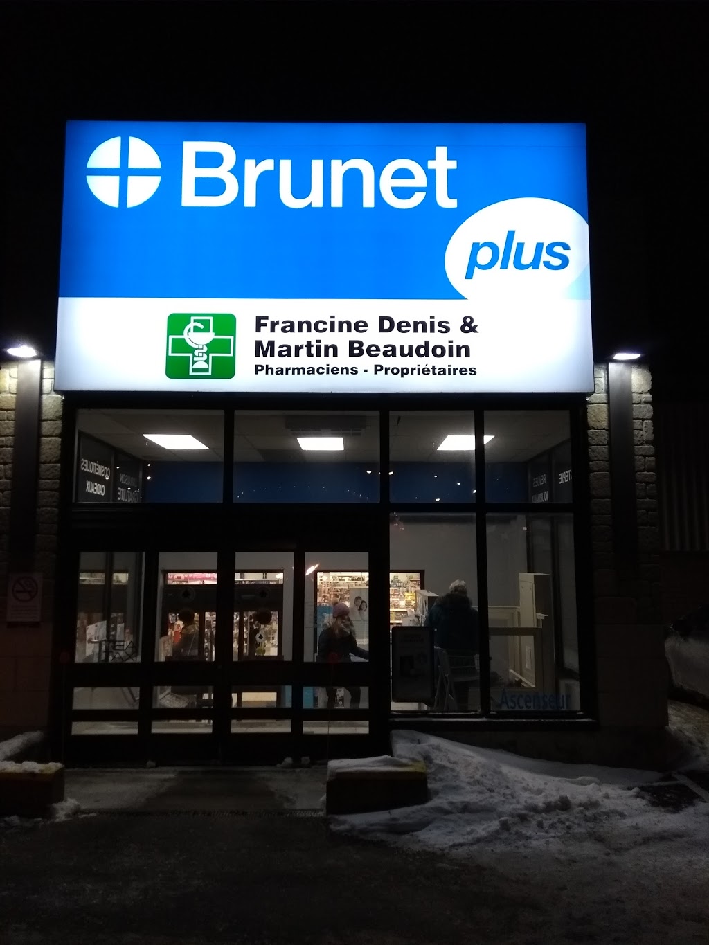 Centre commercial Place Donnacona | 325 Rue de lÉglise, Donnacona, QC G3M 2A2, Canada | Phone: (418) 285-2781