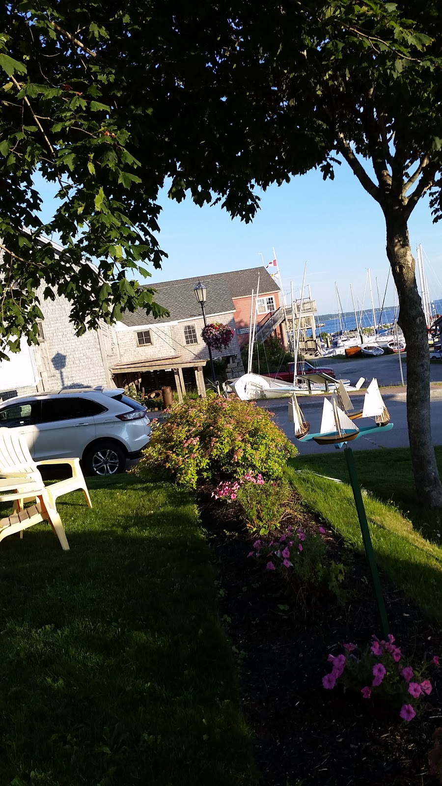 Shelburne Harbourside Cottages | 10 George St, Shelburne, NS B0T 1W0, Canada | Phone: (902) 875-4555